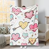 Tema e elementi di design: questa coperta mette in mostra un romantico tema di San Valentino con cuori giocosi, frecce e accenti floreali, portando un'atmosfera gioiosa al tuo spazio.
