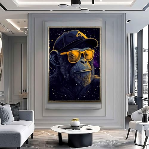 Affiche singe coiffé d'une casquette habiller un grand mur vide - 2