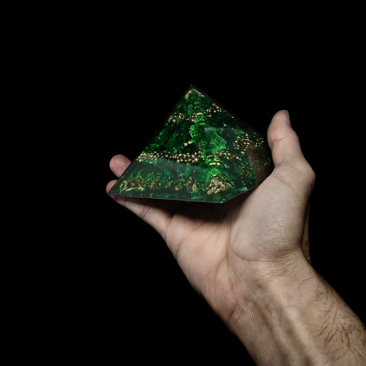 Orgonit Pyramide "Nilerwachen" - Großer Energetischer Spiritueller Orgon Kristall mit Edelsteinen | Smaragd | Peridot | Diopsid [Größe: Mittel Groß]