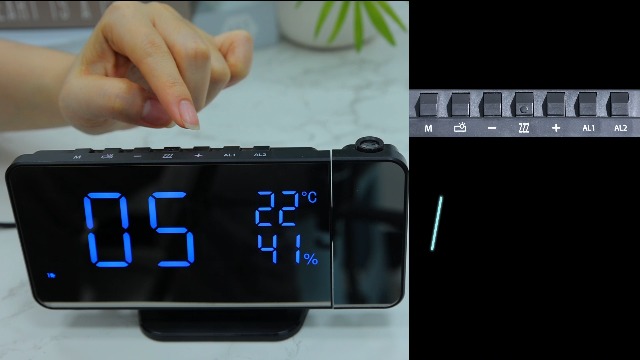 ADE Sveglia digitale radiocontrollata con proiezione e sensore esterno | orologio con visualizzazione della temperatura, data e giorno della settimana in italiano | incl. cavo di rete | bianco