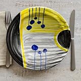 Céramique artisanale peinte à la main - Assiette creuse en céramique Ø 28 cm réalisée dans le style Vietrese avec des décorations modernes en jaune, noir et bleu, pour une table qui allie tradition et design.