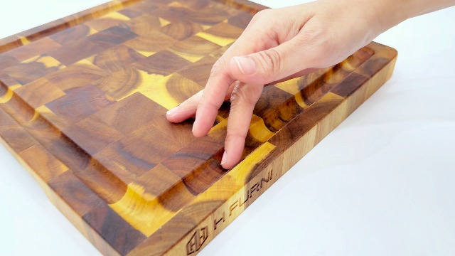 Tabla de cortar cuadrada de madera de acacia End Grain de 40.64 cm de lado y 2.54 cm de grosor, con mango integrado y ranura para jugos miniatura 5