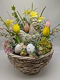  Ostergesteck Frühlingsgesteck Osterdeko Seidenblumen Huhn Eier Tulpen Narzissen gelb rosa