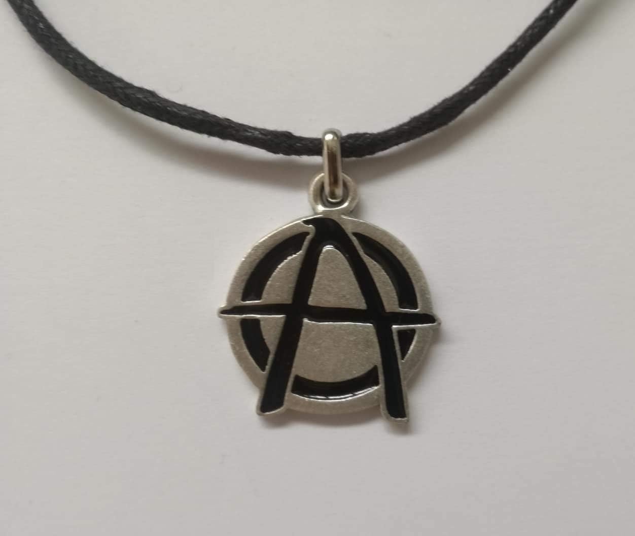 Eurofusioni Silver plated Anarchy Symbol pendant with necklace - Circle A diameter 0,9 in, black - Image 4