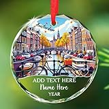 [Adorno de alta calidad]: nuestro adorno de Ámsterdam está hecho de vidrio duradero y cuenta con una impresión vívida de una cara inspirada en las vistas del canal y las luces de la ciudad. El acabado transparente mantiene los colores brillantes y duraderos. Un adorno de recuerdo europeo ideal para viajeros que aman el encanto holandés.