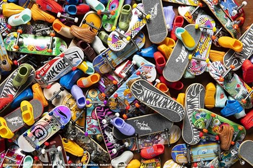 Hot Wheels Skate Fingerboard Spielset, designt in Zusammenarbeit mit Tony Hawk, inkl.1 Fingerboard und 1 Paar Skateboard-Schuhe (Verschiedene Modelle, zufälliges Set), ab 5 Jahren, HGT46