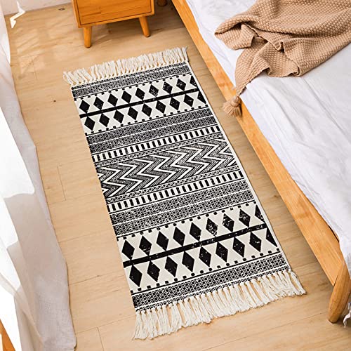 Tapis pour table basse au design soigné et finitions pompons de qualité 60x90cm