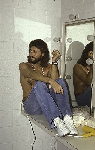 How old is barry gibb's wife