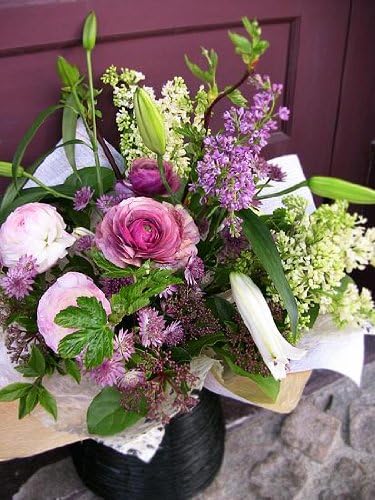 Amazon パリスタイルの花屋 ユリとライラックの和風モダンアレンジ 楽屋見舞いや個展開催のお祝いにも フラワーアレンジメント オンライン通販