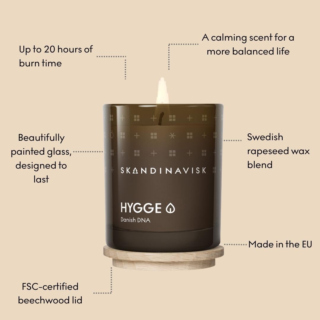 Skandinavisk HYGGE 'Gemütlichkeit' Mini Duftkerze. Duftnoten: Schwarzer Tee und Minzeblätter, getrocknete Äpfel und ein Hauch von Zimt. 65 g.