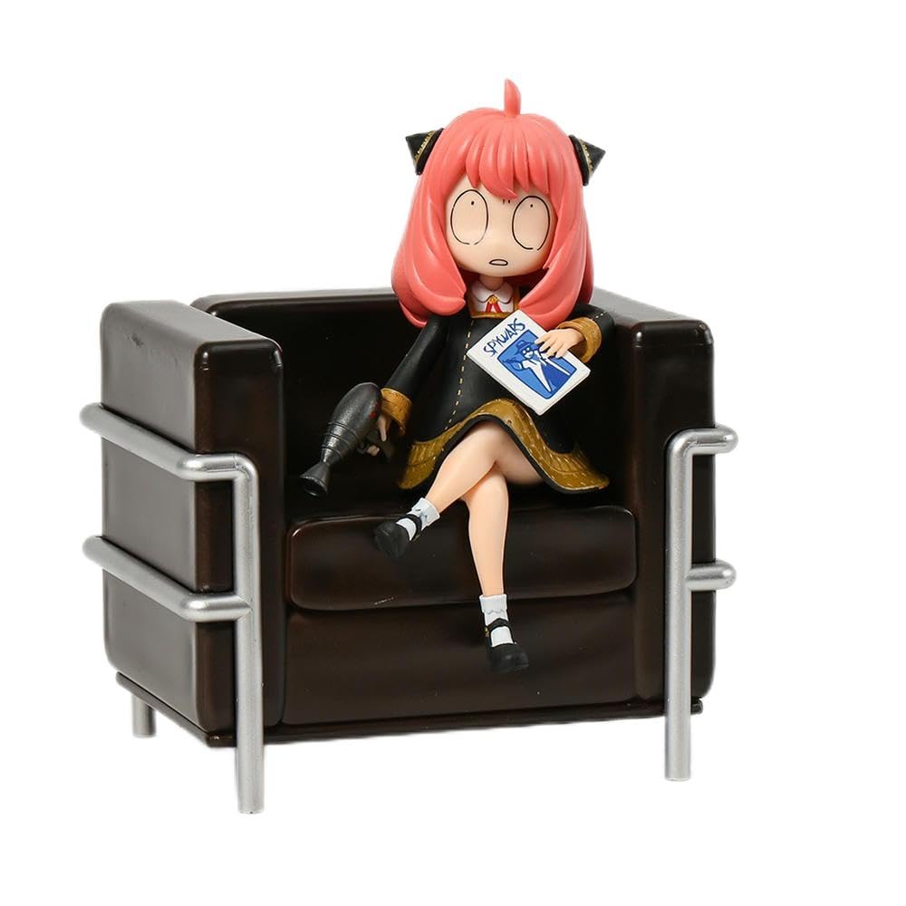 15 cm. Personaggio giocattolo da collezione Anya Schmiede seduto sul divano in PVC
