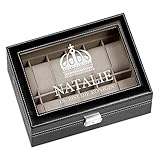 🎁 STILVOLLES GESCHENK: exklusive Aufbewahrungsbox für 12 Uhren mit einem gravierbaren, abschließbaren Schaufenster, einem schwarzen hochwertigen Kunstlederbezug und weichem beigen Velours-Innenfutter mit abnehmbaren Uhrenkissen. Die Box setzt die Schönheit der Armbanduhren perfekt in Szene.