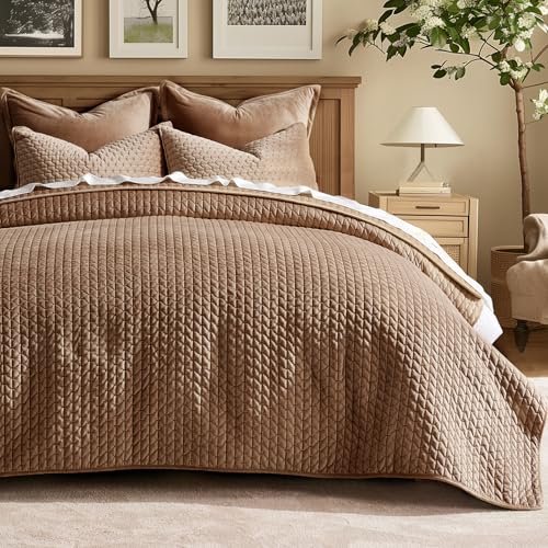 EVERGRACE Luxury Velvet Quilt Set King Size 3 Piece, Soft Cross-Stitch Velvet Comforter Set with Pillow Shams, Lightweight Coverlet Bedspread Bedding Set for All Seasons, Tobacco Brown