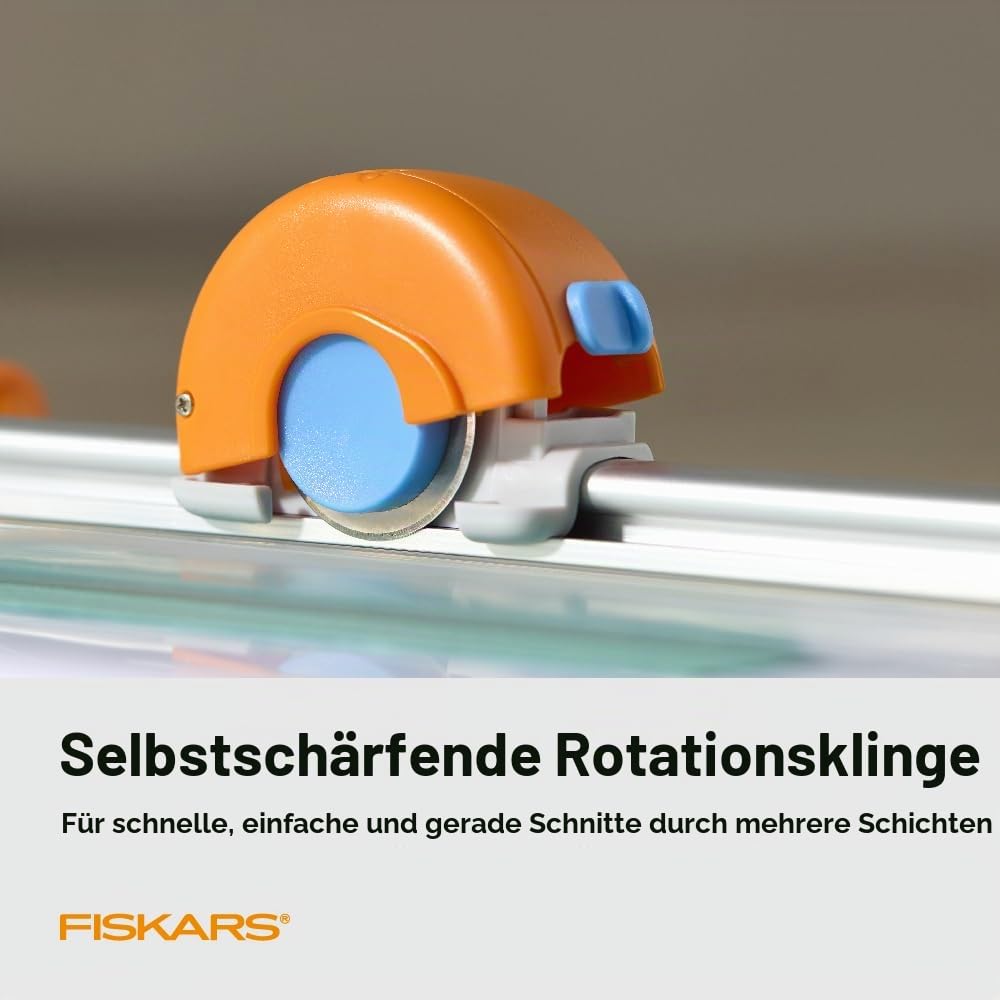 Fiskars Kompakter Rollschneider – 30,5 cm Schnittlänge – tragbare Größe mit ausziehbarem Bodendeck – selbstschärfende Klinge – Scrapbooking-Werkzeug