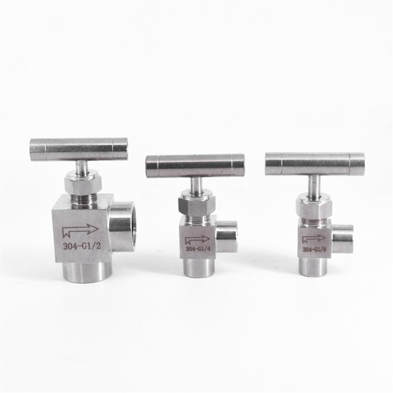 Regula el flujo con precisión usando esta válvula de aguja en codo NPT de 1/2"