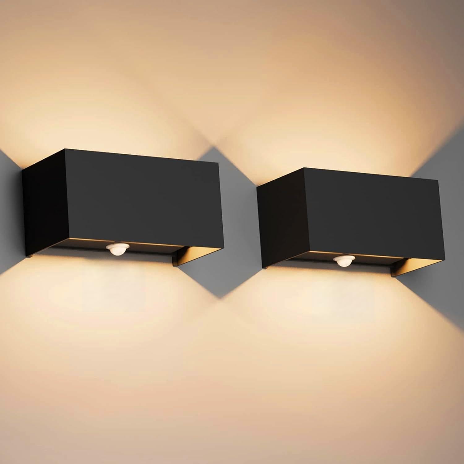 Klighten 2PCS, 24W Zewnętrzna lampa ścienna z czujnikiem ruchu, IP65, 3000K Ciepła biała lampa ścienna Zewnętrzna/wewnętrzna, Regulowana wiązka światła Zewnętrzna
