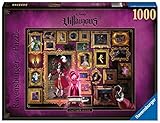 Das Motiv zeigt verschiedene Charaktere aus dem bekannten Disney-Film: An einer violetten Wand hängen goldene Bilderrahmen mit Portraits von Peter Pan, Captain Hook & Co. - Im Vordergrund thront die passende Spielfigur von Captain Hook aus dem Ravensburger Brettspiel Villainous