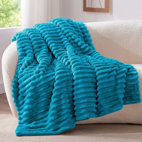BEDELITE Kuscheldecke Flauschig Decke 150x200 - weiche XL Flanell Decken Türkis für Couch, Deko Streifen Cord Fleecedecke als Couch Überwurf für...