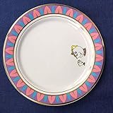 Un juego de café simple, sin demasiada decoración elegante, delicada porcelana blanca, suaves líneas doradas