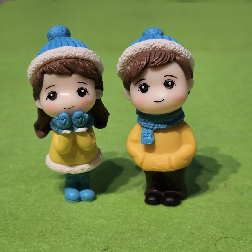 Image of Miniature Winter Couple Figurines, Cute PVC Couple Dolls for Mini Garden, Terrarium, Dollhouse & Romantic Gifting, Winter Theme Mini Decor Collectible
