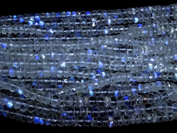 Pierre de lune arc-en-ciel de qualité supérieure aux reflets bleus intenses pour joaillerie