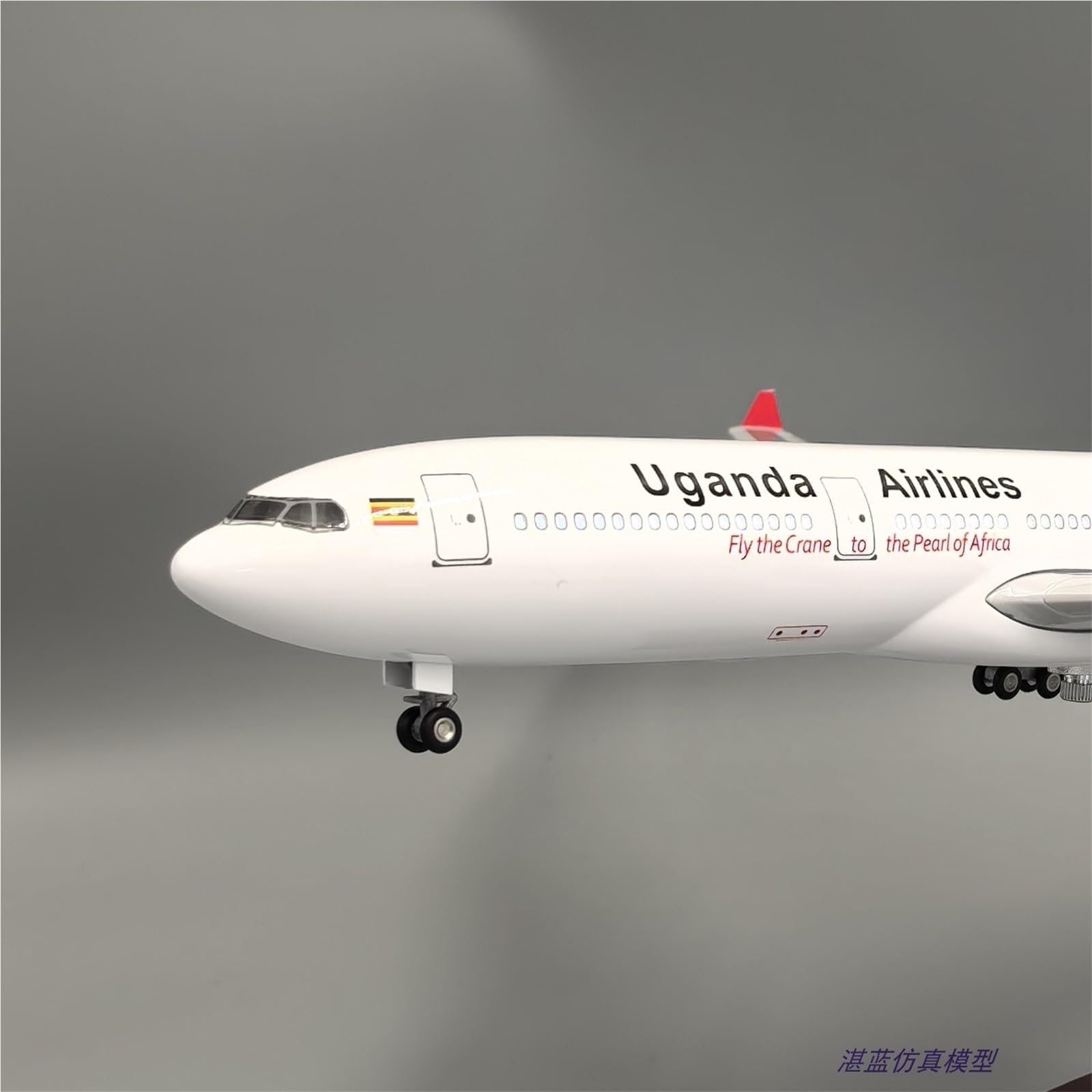 Modello Ridotto Aereo Aereo in Metallo Pressofuso da 47 Cm, Scala 1:135, Modello di Aereo Passeggeri for Uganda Airlines 330 con Ruote Aerei Modellini in Scala(No Light)