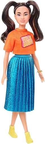 Barbie Lalka Fashionistas #145 z długimi warkoczami brunetki w pomarańczowej koszulce, błyszcząca niebieska spódnica, żółte kopnięcia i bransoletka, zabawka dla dzieci w wieku od 3 do 8 lat