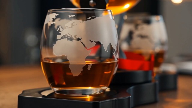 TTL 運轉乾坤 地球儀型 ウイスキーボトル Amazon.com | Whiskey Decanter Rotating Globe Set with 2 Etched