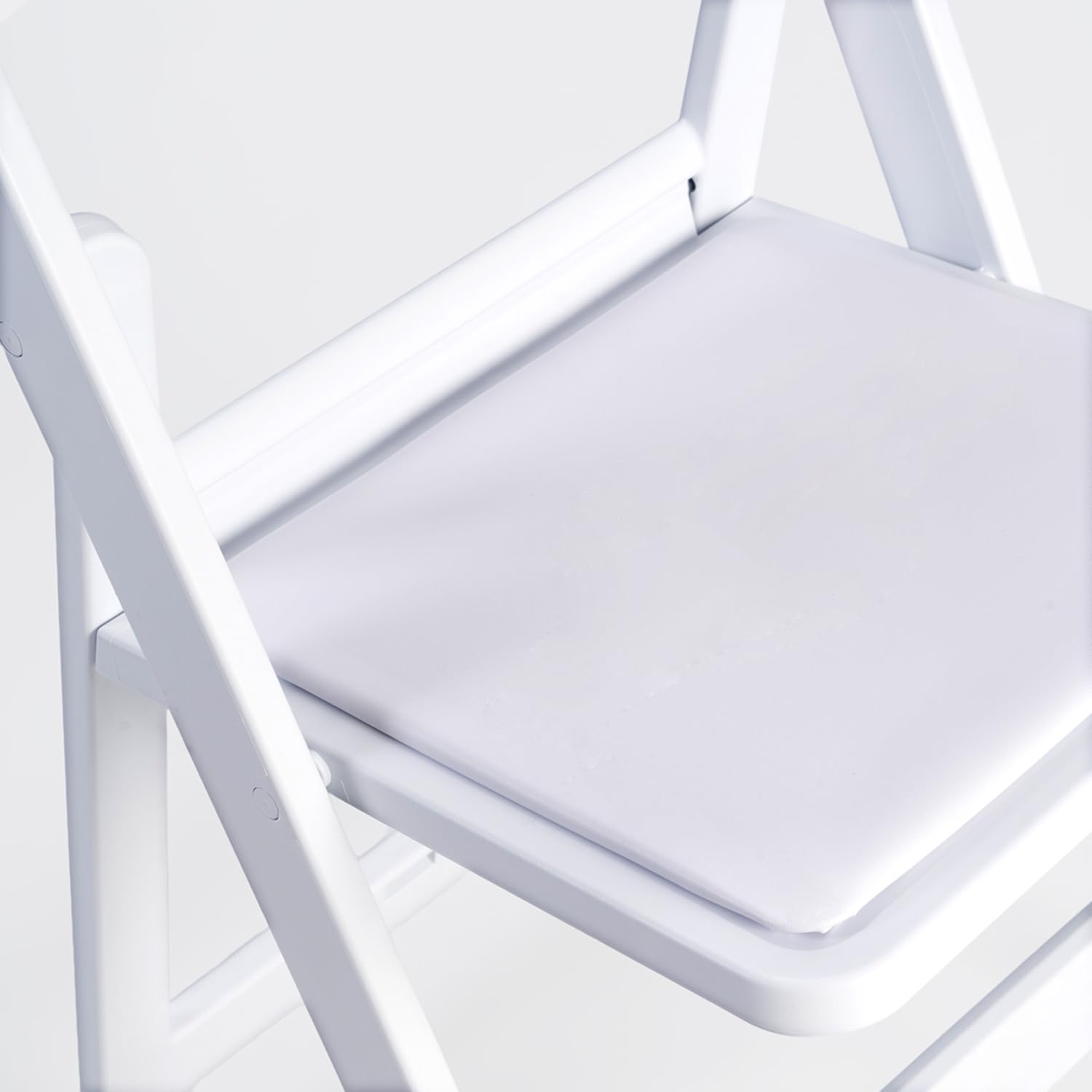 Silla Plegable Blanca - Americana con Asiento Acolchado, Elegante y Resistente, Ligera y Estable para Eventos, Bodas, Catering, Hostelería, Jardín y Uso Interior o Exterior