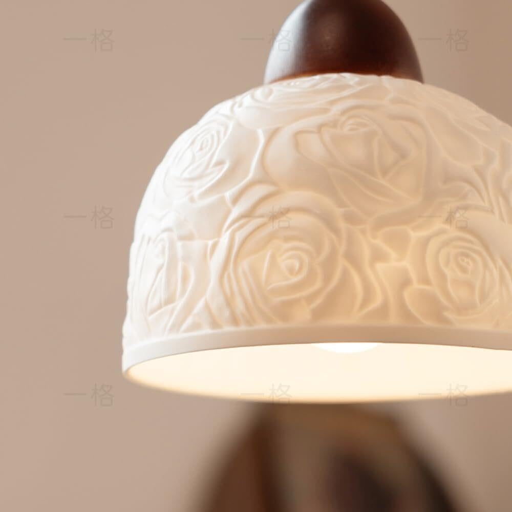 Lampada a sospensione in vetro lattimo con luce a in ceramica rosa