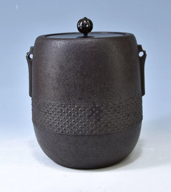 Amazon.co.jp: 人間国宝高橋敬典 「竹鐶付姥口 腰霰 釜」 茶道具 鉄釜  