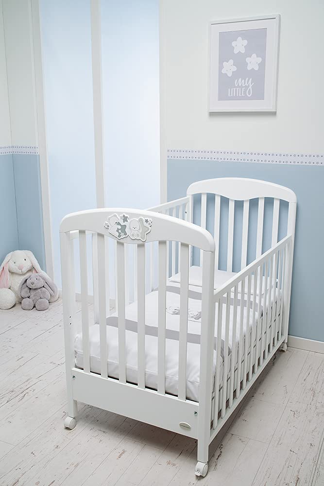 Foppapedretti Lettino con Sponda Regolabile Piccoli Amici, Legno di Faggio, Made in Italy, Rete a Doghe di Faggio, Ampio Cassetto, Regolabile a Doppia Altezza, 4 ruote, 131x71x105 cm, Bianco