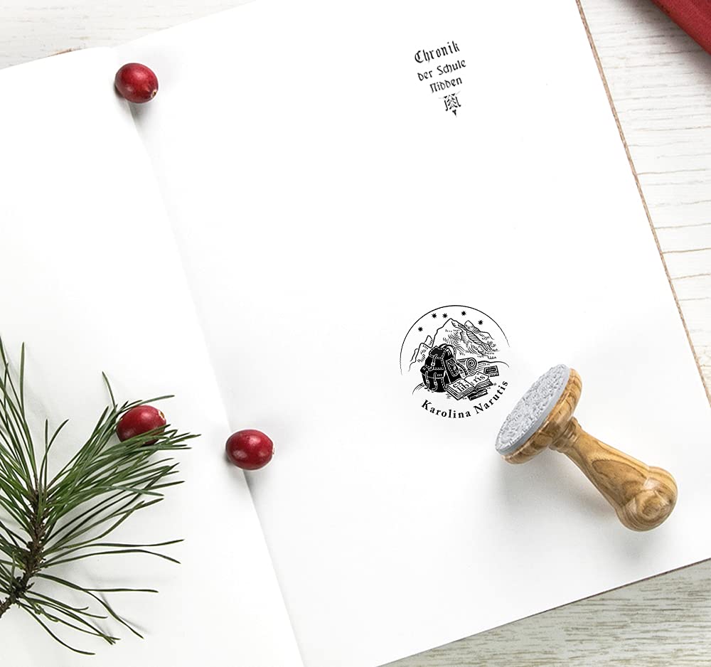 Ex libris Tampon Sac À Dos Voyage Montagnes Pile Livres Personnalisé, Bois Rond 40mm, Boite Cadeau Spécial
