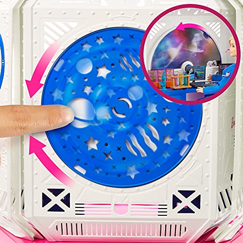 Barbie GXF27 - Weltraumabenteuer Raumstation, Raumfahrtpuppe, Hündchen, Arbeitsstation, Weltraumszenen, 20 Zubehörteile, Spielzeug Geschenk für Kinder ab 3 Jahren – Bild 4