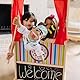 Melissa & Doug - Deluxe Puppentheater (robuste, Nicht kippende Basis, Plüschvorhänge, 132 cm hoch x 46 cm breit x 63 cm lang, tolles Geschenk für Mädchen und Jungen