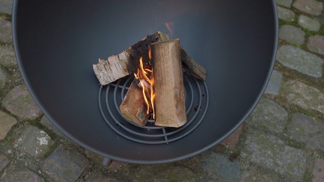 EVA SOLO | FireGlobe Feuerschale | Die Form schirmt die Flamme gegen Wind ab