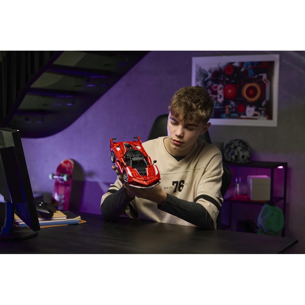LEGO Technic Ferrari FXX K, model samochodu do składania dla dzieci i fanów motoryzacji, zabawka konstrukcyjna, pomysł na prezent dla 10-latka i dekoracje do pokoju chłopca i dziewczynki 42212