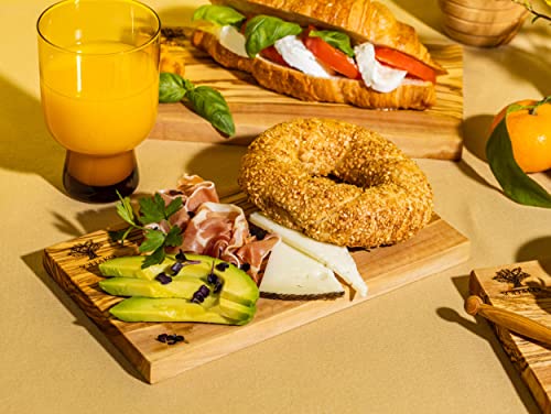 SOLTAKO Frühstücksbrettchen aus Olivenholz 4er Set 'The Breakfast King' 4x Oliven Holz Schneidebrett Set, 13/23 cm