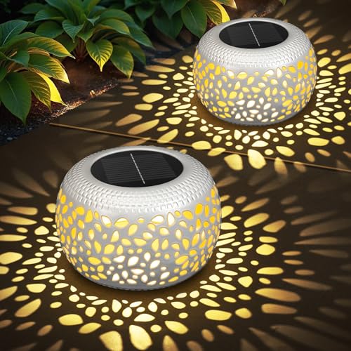 Lanterne solaire étanche en métal pour illuminer une cour sombre sans électricité