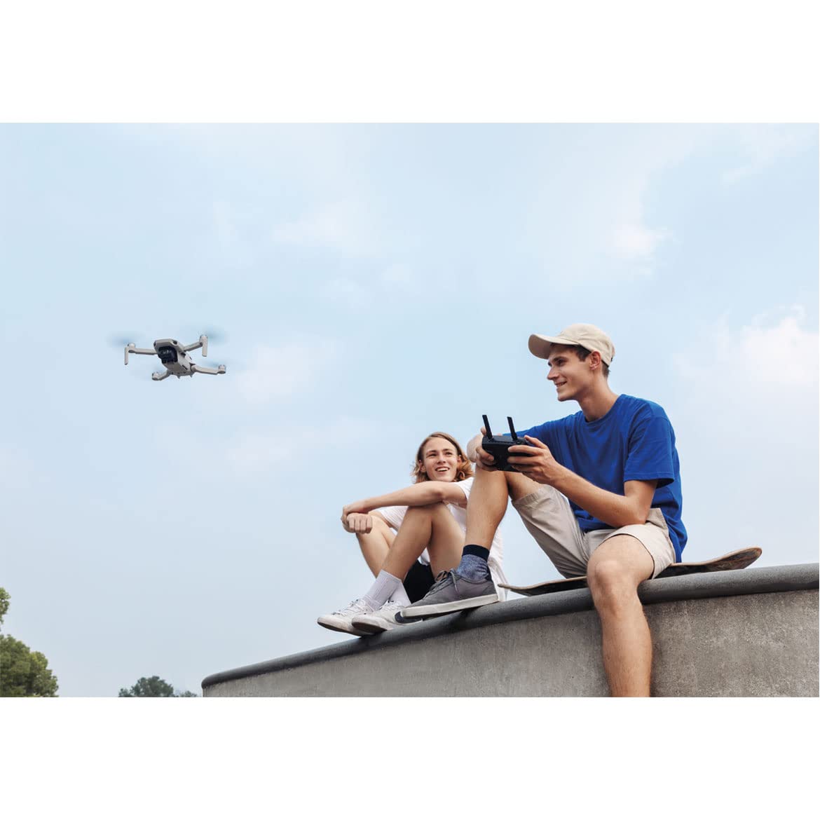DJI Mavic Mini Dron Ultraligero y Portátil, Sin Care Refresh, Duración Batería 30 minutos, Sin Tarjeta, Distancia Trasmisión 2 Km, Gimbal 3 Ejes, 12 MP, Video HD 2.7K, Blanco