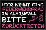 Farbwuselei Fußmatte mit Gummirand 50x35 cm Hier wohnt eine Feuerwehrfrau im Alarmfall Bitte zurücktreten Pink schwarz