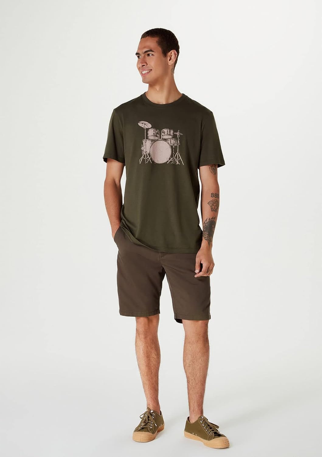 Bermuda Básica Masculina Chino Em Sarja em promoção! Veja a oferta e mais achadinhos de Shorts & Bermudas 5 Hoje é o melhor dia para comprar Bermuda Básica Masculina Chino Em Sarja com aquele preço maroto! Promoção! Aproveite a oferta! 5