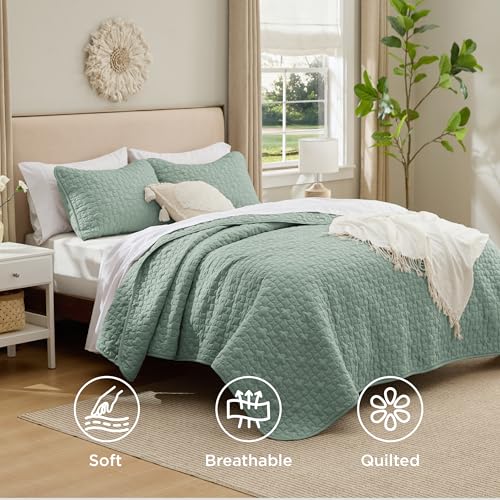 Image of Bedsure King Size Quilt - Lightweight King Size Comforter Set with Lucky Star Quilting, Soft Quilt Bedding Set, Sage Green Bedspreads Coverlet for All Seasons with 2 Pillow Shams (106 inch x 96 inch)