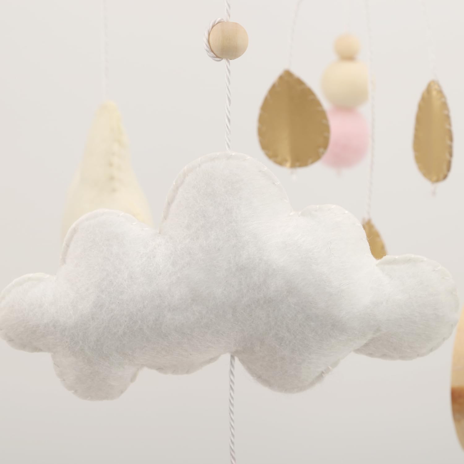 Mobile arc-en-ciel pour berceau – Un mobile bohème arc-en-ciel rose et blanc avec détails dorés