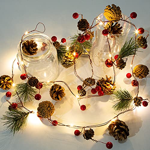 Guirlande de Noël Artificielle avec lumières - Fonctionnement à Piles - Guirlande pré-éclairée avec 20 lumières LED, Baies Rouges, Pommes de pin, Aiguilles de pin décoration Cover