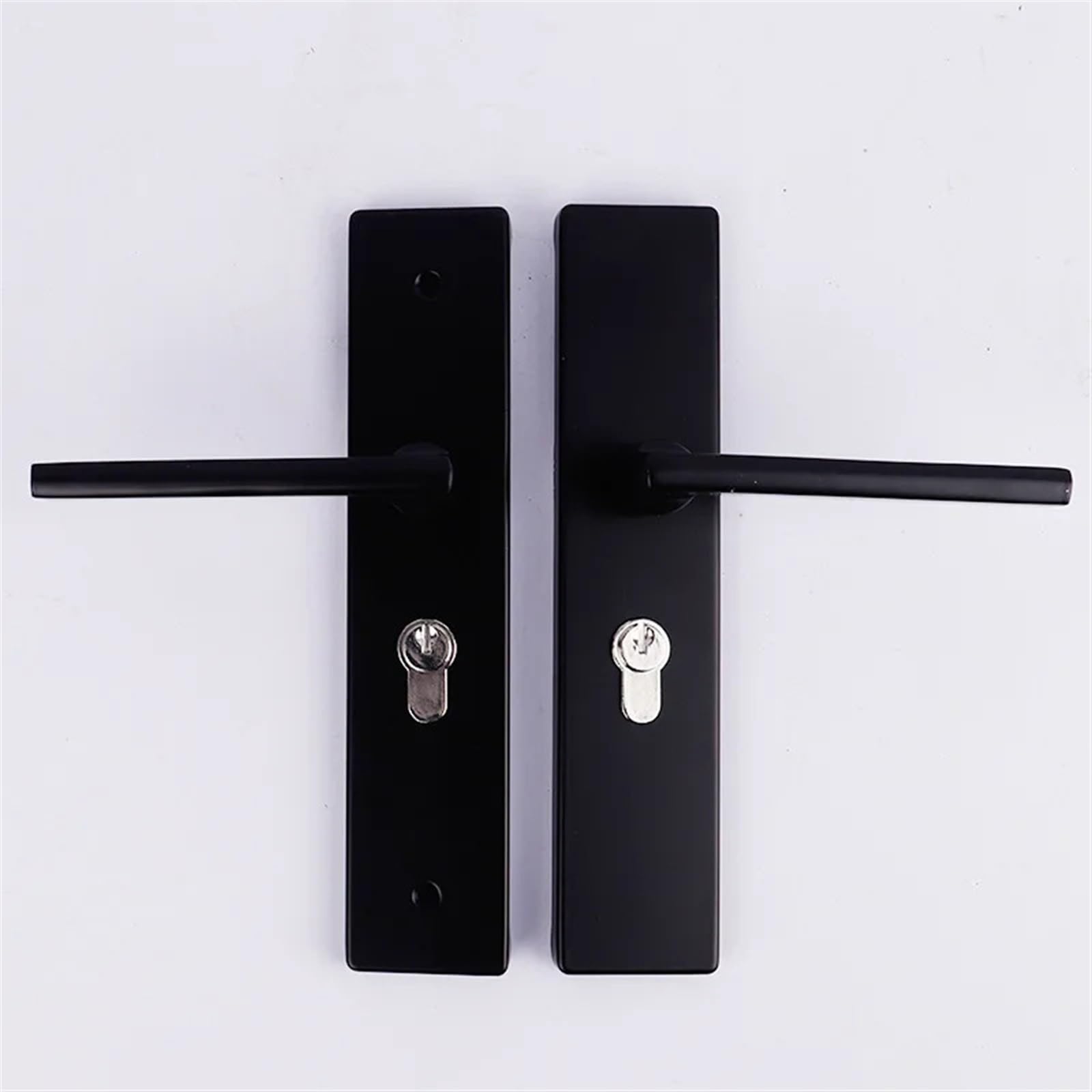 Serrure de porte de chambre noire et silencieuse pour un intérieur minimaliste moderne