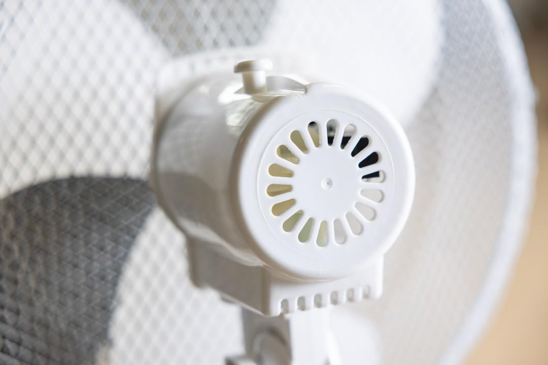 NEO TOOLS Tischventilator 45W - 70° Oszillation, 3 Geschwindigkeiten, 50 m³/min Luftstrom, Leiser Betrieb, Kompakt Ventilator für Büro, Schlafzimmer & Zuhause