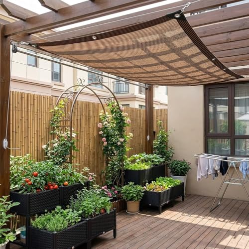 Bâche d'ombrage marron anti-gel protégeant les plantes du soleil