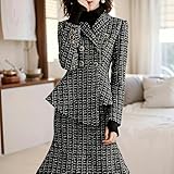 Se puede combinar fácilmente con diferentes accesorios y zapatos, se puede combinar con abrigos de lana y cortavientos para mostrar su elegancia y moda. También se puede combinar con botas o tacones altos, según el look deseado, presentando un look de moda, creando un estilo casual de invierno adecuado para otoño e invierno y múltiples ocasiones