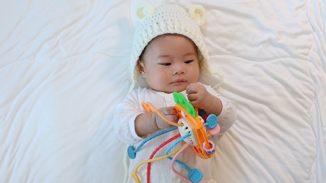 Amazon.co.jp: 【知育プロ推薦】赤ちゃん 玩具0歳 ひもおもちゃ